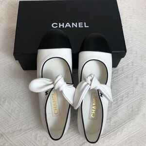 CHANEL Two-Tone Leather Ballet Flats with Bow